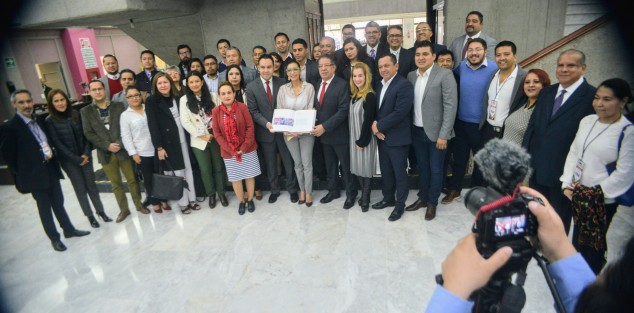  Durante la entrega del Plan Veracruzano de Desarrollo estuvieron presentes diputados locales, senadores  y autoridades de gobierno.