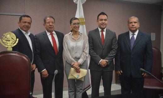  Durante la entrega del Plan Veracruzano de Desarrollo estuvieron presentes diputados locales, senadores  y autoridades de gobierno.
