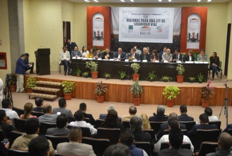 Con la presencia de Senadores, diputados locales, alcaldes y autoridades de gobierno de Oaxaca, Tabasco y Veracruz se realizó el foro regional para una ley de seguridad vial en el Congreso del Estado.  