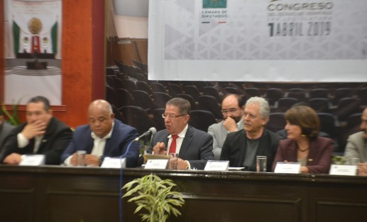 Con la presencia de Senadores, diputados locales, alcaldes y autoridades de gobierno de Oaxaca, Tabasco y Veracruz se realizó el foro regional para una ley de seguridad vial en el Congreso del Estado.  