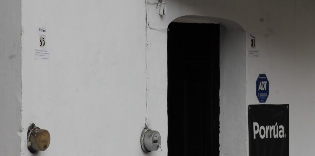 Quizá por ser abril el Mes del Libro, en la calle Xalapeños Ilustres alguien se dio a la tarea de equiparar la numeración de las casas con páginas libros y colocar citas literarias. Casualmente esto en la zona donde existen varias librerías. 
