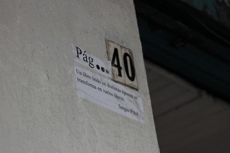 Quizá por ser abril el Mes del Libro, en la calle Xalapeños Ilustres alguien se dio a la tarea de equiparar la numeración de las casas con páginas libros y colocar citas literarias. Casualmente esto en la zona donde existen varias librerías. 