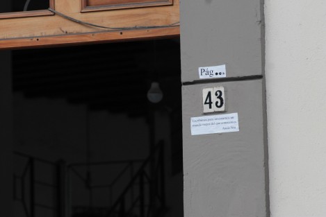Quizá por ser abril el Mes del Libro, en la calle Xalapeños Ilustres alguien se dio a la tarea de equiparar la numeración de las casas con páginas libros y colocar citas literarias. Casualmente esto en la zona donde existen varias librerías. 