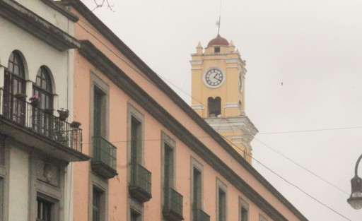 Mientras se presentan propuestas y encuestas a favor de cancelar definitivamente el horario de verano, en la catedral de Xalapa este lunes se vio su reloj marcar una hora adelantada. De continuar esta práctica, será el domingo próximo a las 2 a.m. cuando debamos adelantar nuestro reloj 1 hora. 
