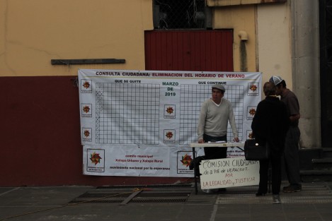 En Plaza Lerdo, el comité en Xalapa del Movimiento Nacional por la Esperanza, realiza una consulta para conocer si la población está de acuerdo o no, en la continuidad del Cambio de Horario. Si no es para este año, a ver si para el siguiente, dicen.