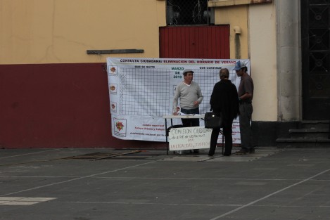 En Plaza Lerdo, el comité en Xalapa del Movimiento Nacional por la Esperanza, realiza una consulta para conocer si la población está de acuerdo o no, en la continuidad del Cambio de Horario. Si no es para este año, a ver si para el siguiente, dicen.