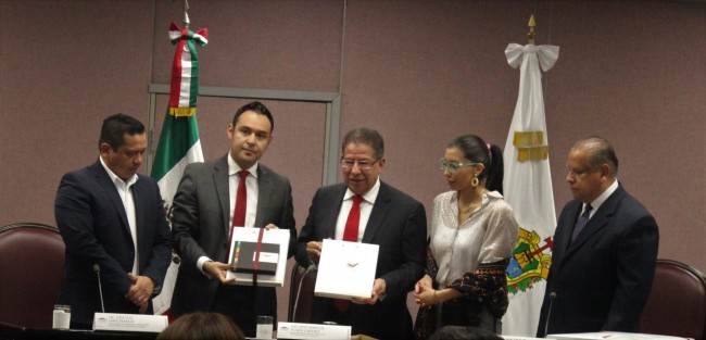 José Luis Lima, secretario de Finanzas, en compañía de la jefa de oficina de programa de gobierno, Waltraud Martínez, entregaron al presidente de la mesa directiva del Congreso, José Manuel Pozos Castro, el Plan Veracruzano de Desarrollo 2018-2024. 