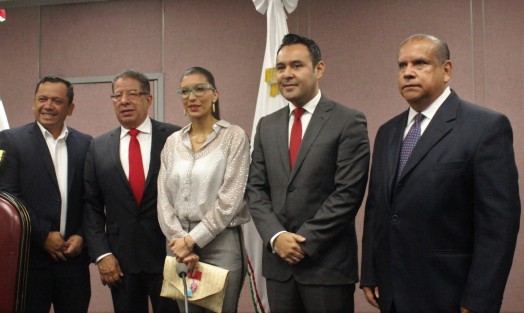 José Luis Lima, secretario de Finanzas, en compañía de la jefa de oficina de programa de gobierno, Waltraud Martínez, entregaron al presidente de la mesa directiva del Congreso, José Manuel Pozos Castro, el Plan Veracruzano de Desarrollo 2018-2024. 