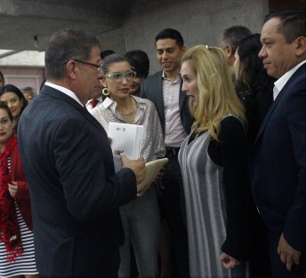 José Luis Lima, secretario de Finanzas, en compañía de la jefa de oficina de programa de gobierno, Waltraud Martínez, entregaron al presidente de la mesa directiva del Congreso, José Manuel Pozos Castro, el Plan Veracruzano de Desarrollo 2018-2024. 