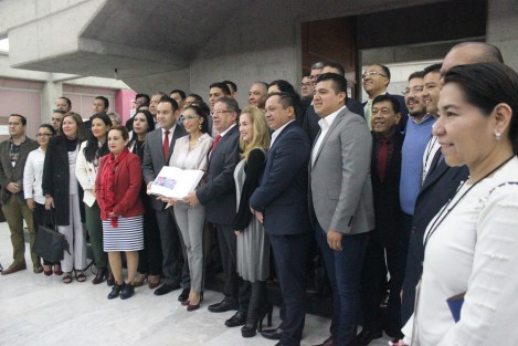 José Luis Lima, secretario de Finanzas, en compañía de la jefa de oficina de programa de gobierno, Waltraud Martínez, entregaron al presidente de la mesa directiva del Congreso, José Manuel Pozos Castro, el Plan Veracruzano de Desarrollo 2018-2024. 