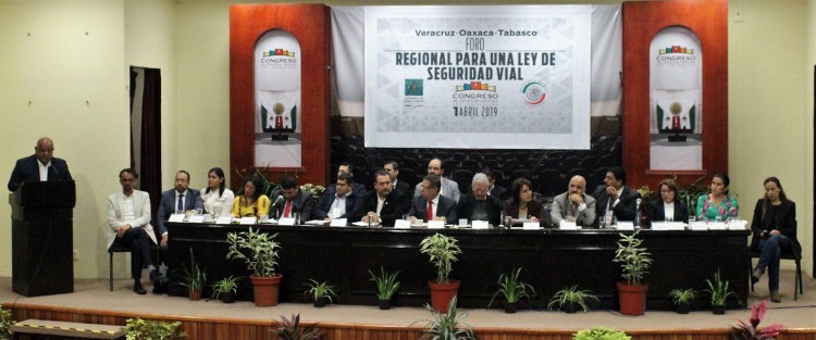 Con la presencia de Senadores, diputados locales, alcaldes y autoridades de gobierno de Oaxaca, Tabasco y Veracruz se realizó el foro regional para una ley de seguridad vial en el Congreso del Estado. 
