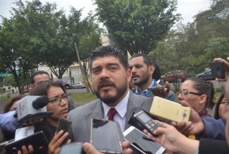 La nota chusca la dio Zenyanzen, a quien le entregaron un citatorio por una supuesta denuncia que tenía y aprovecharon para entregarle.