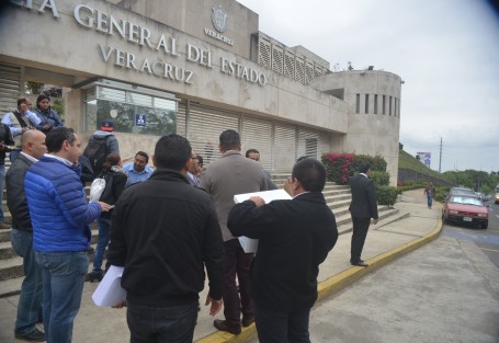 Ricardo García Jiménez, de  Espacios Educativos, la Contralora General Leslie Garibo Puga; el Secretario de Educación Zenyazen Escobar; y el titular de SEDESOL, Guillermo Fernández, acudieron ante la Fiscalía General de Veracruz para interponer varias denuncias en contra de exfuncionarios del yunato.  
