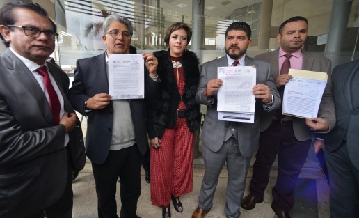 Ricardo García Jiménez, de  Espacios Educativos, la Contralora General Leslie Garibo Puga; el Secretario de Educación Zenyazen Escobar; y el titular de SEDESOL, Guillermo Fernández, acudieron ante la Fiscalía General de Veracruz para interponer varias denuncias en contra de exfuncionarios del yunato.  