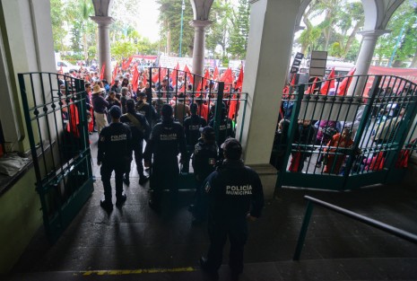 Elementos de la Policía Municipal se apostaron en las entradas del Palacio Municipal de Xalapa para no permitir que integrantes de Antorcha Campesina tomaran el patio central del lugar, luego de que estos anunciaran un plantón permanente.