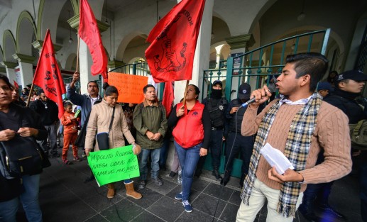 Elementos de la Policía Municipal se apostaron en las entradas del Palacio Municipal de Xalapa para no permitir que integrantes de Antorcha Campesina tomaran el patio central del lugar, luego de que estos anunciaran un plantón permanente.Rigoberto Suárez