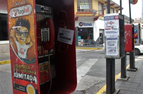 Contaminación visual de los teléfonos de monedas en las calles de Xalapa, destruidos.

