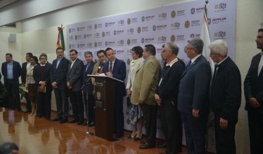 José Luis Lima Franco, titular de la SEFIPLAN, y Lesli Mónica Haribo Puga, iniciaron el pago a empresarios con los que el Gobierno del Estado mantiene adeudos desde la administración de Javier Duarte.  