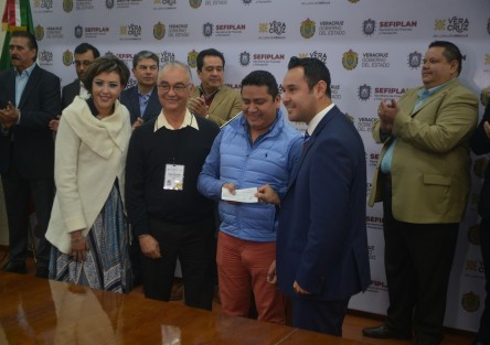 José Luis Lima Franco, titular de la SEFIPLAN, y Lesli Mónica Haribo Puga, iniciaron el pago a empresarios con los que el Gobierno del Estado mantiene adeudos desde la administración de Javier Duarte.  