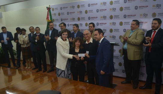 José Luis Lima Franco, titular de la SEFIPLAN, y Lesli Mónica Haribo Puga, iniciaron el pago a empresarios con los que el Gobierno del Estado mantiene adeudos desde la administración de Javier Duarte.  
