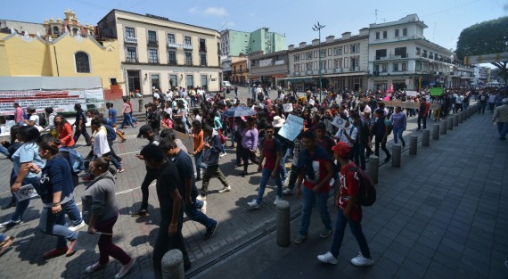 Estudiantes de la FNERRR marcharon desde el Teatro del Estado y por  calles del centro de Xalapa, hasta llegar a Palacio Municipal para exigir obras para sus escuelas.