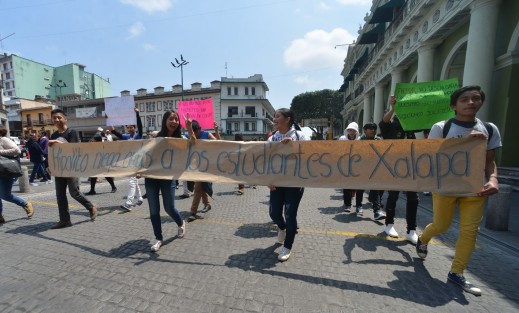 Estudiantes de la FNERRR marcharon desde el Teatro del Estado y por  calles del centro de Xalapa, hasta llegar a Palacio Municipal para exigir obras para sus escuelas.