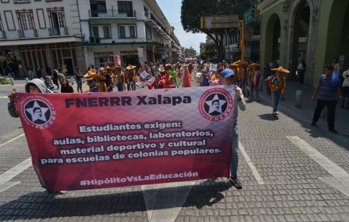 Estudiantes de la FNERRR marcharon desde el Teatro del Estado y por  calles del centro de Xalapa, hasta llegar a Palacio Municipal para exigir obras para sus escuelas.