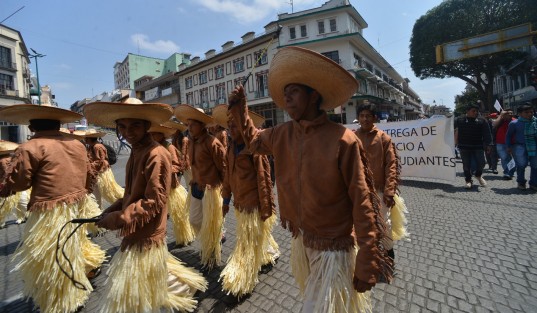 Con bailes, gritos y pancartas exigieron mejoras para sus centros de estudios, posteriormente se retiraron. 