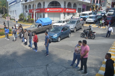 La marcha afectó seriamente el tránsito vehicular, aunado a que los elementos de tránsito cierran las calles aledañas. 