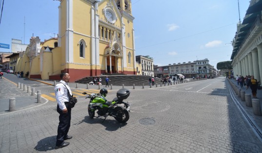 La marcha afectó seriamente el tránsito vehicular, aunado a que los elementos de tránsito cierran las calles aledañas. 