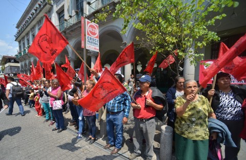Antorchistas instalados en Palacio de Gobierno, aplaudieron el paso de las fuerzas básicas de Antorcha Campesina. 