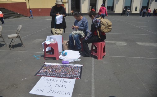 Mujeres de varios colectivos y defensores de los derechos humanos bordan en plaza Lerdo a manera de protesta por el asesinato del sociólogo y activista Abiram Hernández.  