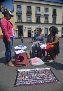 Mujeres de varios colectivos y defensores de los derechos humanos bordan en plaza Lerdo a manera de protesta por el asesinato del sociólogo y activista Abiram Hernández.  