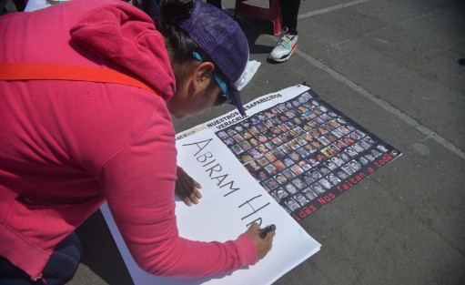 Mujeres de varios colectivos y defensores de los derechos humanos bordan en plaza Lerdo a manera de protesta por el asesinato del sociólogo y activista Abiram Hernández.  
