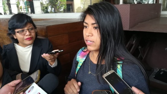 Karla Pino, estudiante de música de la UV, dijo ser víctima por parte de un profesor, de nombre Juan Martínez Cortez; a decir de la alumna, autoridades de la Universidad  no han hecho nada a pesar de las denuncias.  