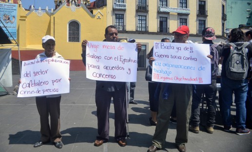 Productores de café se manifestaron en plaza Lerdo y anunciaron una movilización para el próximo 10 de abril sobre la carretera Xalapa- Veracruz, donde exigirán que el precio de su producto se determine bajo un esquema nacional.  