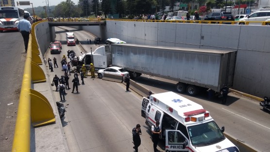 Tráiler sin control en Lázaro Cárdenas a la altura del distribuidor Araucarias dejó saldo de cuantiosos daños materiales y algunas personas policontundidas, que fueron atendidas en el sitio sin necesidad de traslado al hospital, cerca del mediodía de este jueves. 