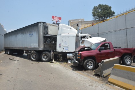 Tráiler sin control en Lázaro Cárdenas a la altura del distribuidor Araucarias dejó saldo de cuantiosos daños materiales y algunas personas policontundidas, que fueron atendidas en el sitio sin necesidad de traslado al hospital, cerca del mediodía de este jueves  