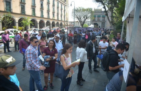 Cientos de jóvenes y adultos se dieron cita el parque Juárez para la Feria del Empleo, con lo que queda claro que en Xalapa el desempleo es lo que más abunda.  