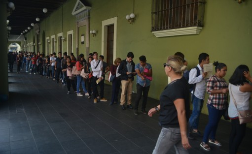 Cientos de jóvenes y adultos se dieron cita el parque Juárez para la Feria del Empleo, con lo que queda claro que en Xalapa el desempleo es lo que más abunda.  