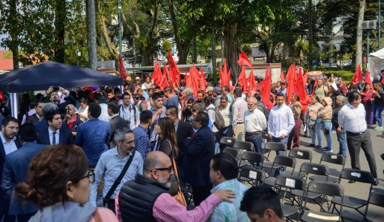 Durante el evento inaugural de la Feria del Empleo, integrantes de Antorcha Campesina intentaron encarar a el alcalde, quien tuvo que salir custodiado por policía municipal y marinos.  