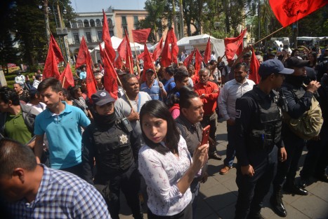 Durante el evento inaugural de la Feria del Empleo, integrantes de Antorcha Campesina intentaron encarar a el alcalde, quien tuvo que salir custodiado por policía municipal y marinos.  