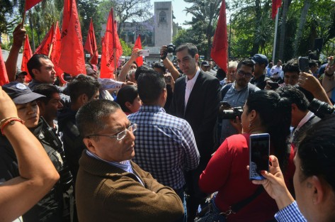 El regidor Garibay intento dialogar con los quejosos quienes hicieron caso omiso e hicieron correr a el alcalde. 