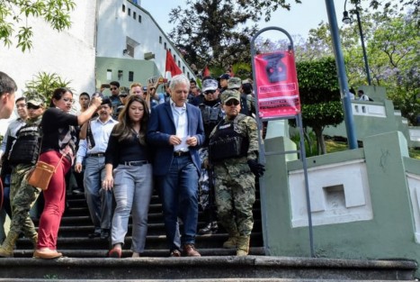 Durante el evento inaugural de la Feria del Empleo, integrantes de Antorcha Campesina intentaron encarar a el alcalde, quien tuvo que salir custodiado por policía municipal y marinos. 