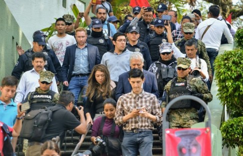 Durante el evento inaugural de la Feria del Empleo, integrantes de Antorcha Campesina intentaron encarar a el alcalde, quien tuvo que salir custodiado por policía municipal y marinos. 