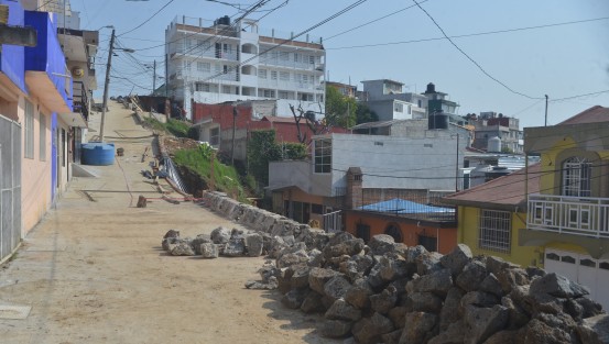 Así lucen las obras de la pavimentación de la calle Salina Cruz de la colonia Rafael Hernández Ochoa, donde 10 metros de muro de contención colapsaron.  