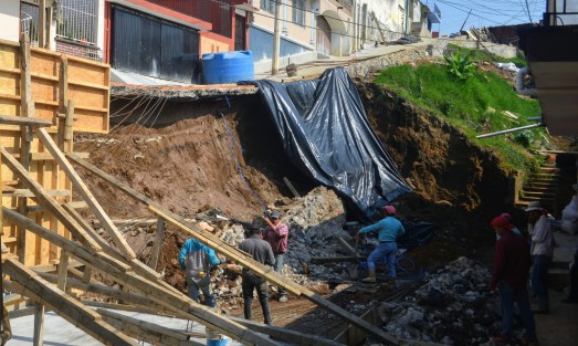 Al decir de los vecinos, desde el mes de diciembre del año pasado se comenzaron los trabajos de dicha obra, la cual ha tenido muchos tropiezos. Los constructores les comentaron que si el drenaje después el muro de contención, en fin que no se termina. 