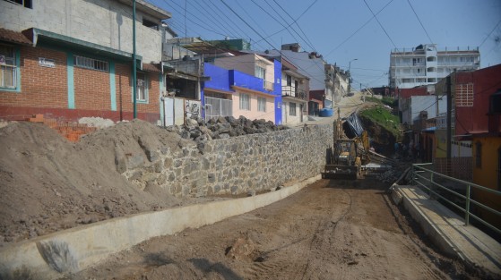 Fue hace como diez días que escucharon unos fuertes tronidos, salieron rápidamente a ver qué era y para su sorpresa les tocó ver cuando cayó el muro. Trabajadores les comentaron que ahora harán otro intento con varillas y concreto, pero no creen que quede. Son más de 8 mdp invertidos hasta ahora, sin que hasta el momento se sepa cuándo será concluida la obra. 