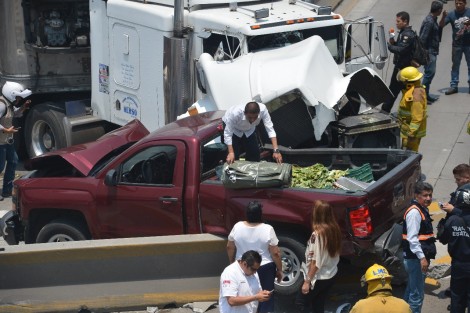 Tráiler sin control en Lázaro Cárdenas a la altura del distribuidor Araucarias dejó saldo de cuantiosos daños materiales y algunas personas policontundidas, que fueron atendidas en el sitio sin necesidad de traslado al hospital, cerca del mediodía de este jueves. Rigoberto Suárez