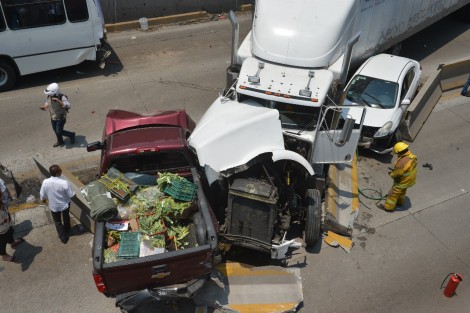 Tráiler sin control en Lázaro Cárdenas a la altura del distribuidor Araucarias dejó saldo de cuantiosos daños materiales y algunas personas policontundidas, que fueron atendidas en el sitio sin necesidad de traslado al hospital, cerca del mediodía de este jueves. Rigoberto Suárez